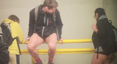 Naháči bez nohavíc poriadne prekvapili cestujúcich metra v Prahe