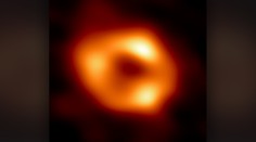 Zverejnili prvú snímku čiernej diery v strede Mliečnej cesty