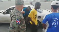 Neuveriteľné: Z jedného auta vystúpilo 18 migrantov