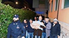 VIDEO: Žena ukradla z nemocnice novorodenca. Oslavu falošnej matky prerušila polícia