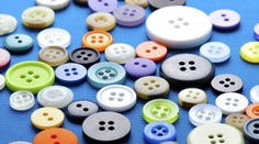 Pán Ján má netradičného koníčka. Tipnete si, koľko gombíkov zozbieral za štyri roky?