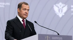 Ruský exprezident Medvedev zverejnil mierový plán pre Ukrajinu. Obsahuje viacero absurdných bodov