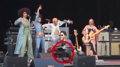 Lennymu Kravitzovi na koncerte rupli gate. Vypadol mu penis