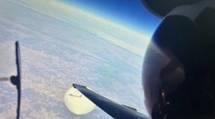 Zverejnili selfie fotografiu pilota, na ktorej je čínsky balón. Dokazuje, že niesol solárne panely