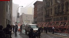 V New Yorku sa zrútil obrovský žeriav. O život prišiel jeden človek