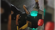 VIDEO: Mužovi sa po páde z motorky zakliesnila hlava v semafore. Bizarná nehoda baví sociálne siete