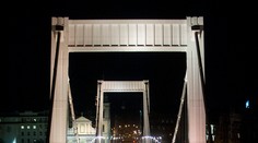 Orbánova vláda Maďarov nevypočula. Mobily a internet poriadne zdania