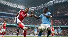 V boji o prvé miesto úradovali obrancovia. Manchester City vyfúkol Arsenalu cenný triumf v 98. minúte