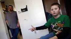 Chlapec priložil prst k hlave spolužiaka ako pištoľ. Vylúčili ho