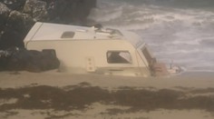 V Írsku vyčíňa búrka Ali. Silný vietor sfúkol z útesu príves so spiacou ženou