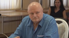 Rozhodovali o policajtovi, ktorý v Hurbanove zastrelil troch Rómov. Chce ísť na slobodu