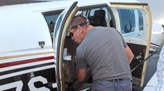 Hororový let v Afrike: Pilot, pod ktorého sedadlom sa usalašil jedovatý had, vyriešil situáciu ukážkovo