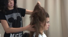 Vlasy si cez leto vytrpeli. Kým siahnete po nožniciach, nechajte si poradiť