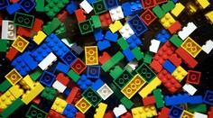 Lego má problémy pokryť obrovský dopyt po svojich stavebniciach