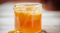 Znak kvality alebo dôvod na obavy? S bielou penou na mede sa spájajú nejasnosti