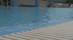 Búrky a oblačné počasie neprospievajú severne položeným kúpaliskám. Návštevnosť majú len vďaka vnútorným bazénom