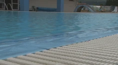 Búrky a oblačné počasie neprospievajú severne položeným kúpaliskám. Návštevnosť majú len vďaka vnútorným bazénom