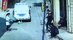 VIDEO: Nepozorná matka takmer prišla o syna. Dieťa vbehlo pod dodávku