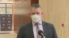 Nie všetky úrady zvládajú nápor žiadateľov o príspevok za ubytovanie utečencov. Minister vnútra však prekvapil