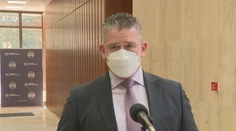 Nie všetky úrady zvládajú nápor žiadateľov o príspevok za ubytovanie utečencov. Minister vnútra však prekvapil