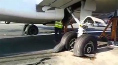 Lietadlo pristálo s prasknutými pneumatikami, uzatvorili celé letisko