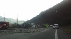 FOTO a VIDEO: Kamión na R1 zdemoloval stredové zvodidlá