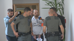 Sedemkrát bodol kamaráta, cíti sa byť nevinný. Teraz ho predviedli pred sudcu