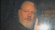 Takto vyzerá Assange po siedmich rokoch, vo väzení bude až do oznámenia trestu