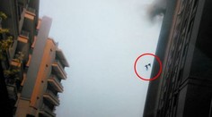 Dojímavé video o obetavosti dvoch hasičov. Ruka v ruke v ústrety smrti