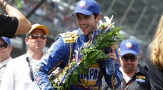 Rossi ovládol Indianapolis 500 s takmer prázdnou nádržou