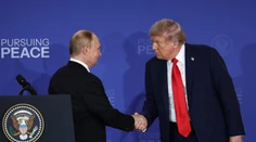Potlesk, podanie rúk aj vzácny úsmev. Čo prezradila reč tela najmocnejších mužov sveta?