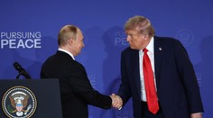 Potlesk, podanie rúk aj vzácny úsmev. Čo prezradila reč tela najmocnejších mužov sveta?