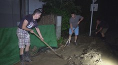 Pokojný večer sa po prietrži zmenil na drámu. Bahno sa valilo Ivanovcami