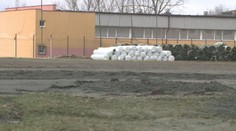 Nielen v Raslaviciach, ale aj v Lipanoch nastal problém so stavbou ihriska. Mesto to nestihlo, peniaze však vrátilo