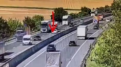 Šokujúce video z D1: Vodič v plnej rýchlosti vpálil do cestárov. „Už sa spamätajte,“ odkazuje polícia