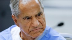 Muža, ktorý v roku 1968 zastrelil Roberta Kennedyho, dobodal spoluväzeň