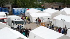 V utečeneckom tábore sa pobilo asi 100 utečencov zo Sýrie a Afganistanu