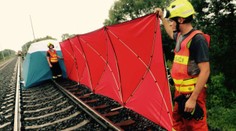 Len trojročné dievčatko vypadlo z okna rýchlika. Neprežilo