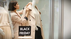 Masívne predvianočné zlacňovanie v podobe Black Friday. Obchody lákajú na ceny nižšie aj o 80 percent