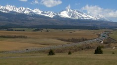 D1 pri Štrbe: Škoda Fabia narazila do stĺpa, český vodič uhorel