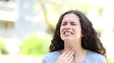 Prvá pomoc pri bolesti hrdla. Lekár pripomína zabudnutý trik starých rodičov