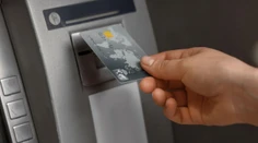 Ubúdajú pobočky aj bankomaty. Známa banka postupne mizne zo slovenského trhu