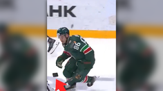 VIDEO: Poriadna kuriozita v KHL. Hráčovi vypadol počas zápasu na ľade z výstroja telefón