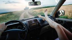 Takto si už v aute určite nesadnete. Pozrite sa, čo pri náraze urobia vaše nohy