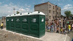 Osadníci pri Sačurove dostali nové toalety. Nechcú ich