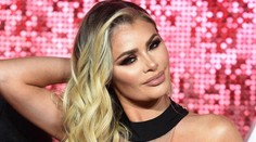 Namiesto pŕs dve obrovské gule. Takto sa na galavečer nechodí