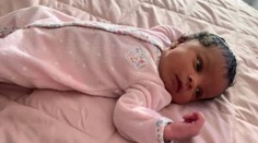 Tragický koniec. Muž po hádke vytrhol partnerke dcérku z náručia, následne ju vyhodil z balkóna