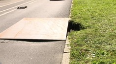 V Bratislave sa prepadla cesta. V diere uviazol autobus MHD