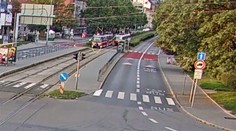 Tínedžer sa pozeral do mobilu, v Brne ho zmietla električka