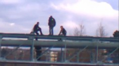 Pozrite si video, ako policajti v Martine zachránili samovraha